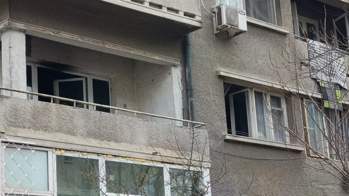 Късо съединение предизвика пожар в стара сграда в центъра на Варна