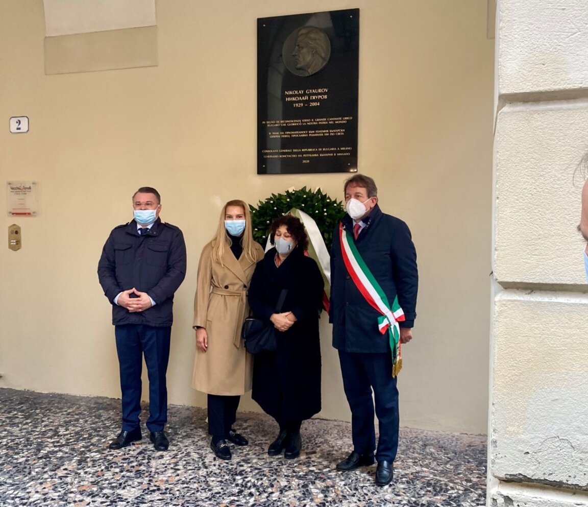 O placă comemorativă în Modena comemorează basul Nicolai Ghiaurov
