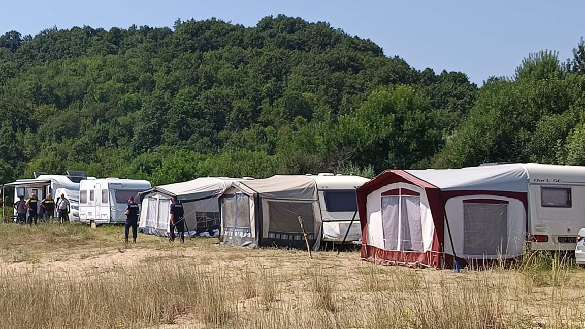 Премахват палатки и каравани от плажа в местността Карадере край Черно море