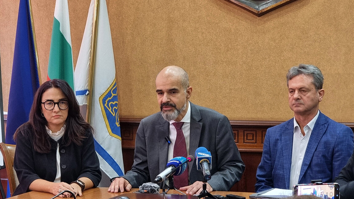 Πάβελ Ποπόφ (στη μέση)