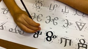 Círculo, triángulo y cruz: los secretos del alfabeto glagolítico cobran vida en los talleres infantiles