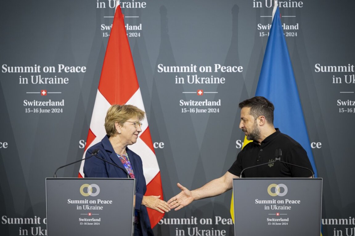 Switzerland's President Viola Amherd (L) and Ukraine's President Volodymyr Zelenskiy (R)