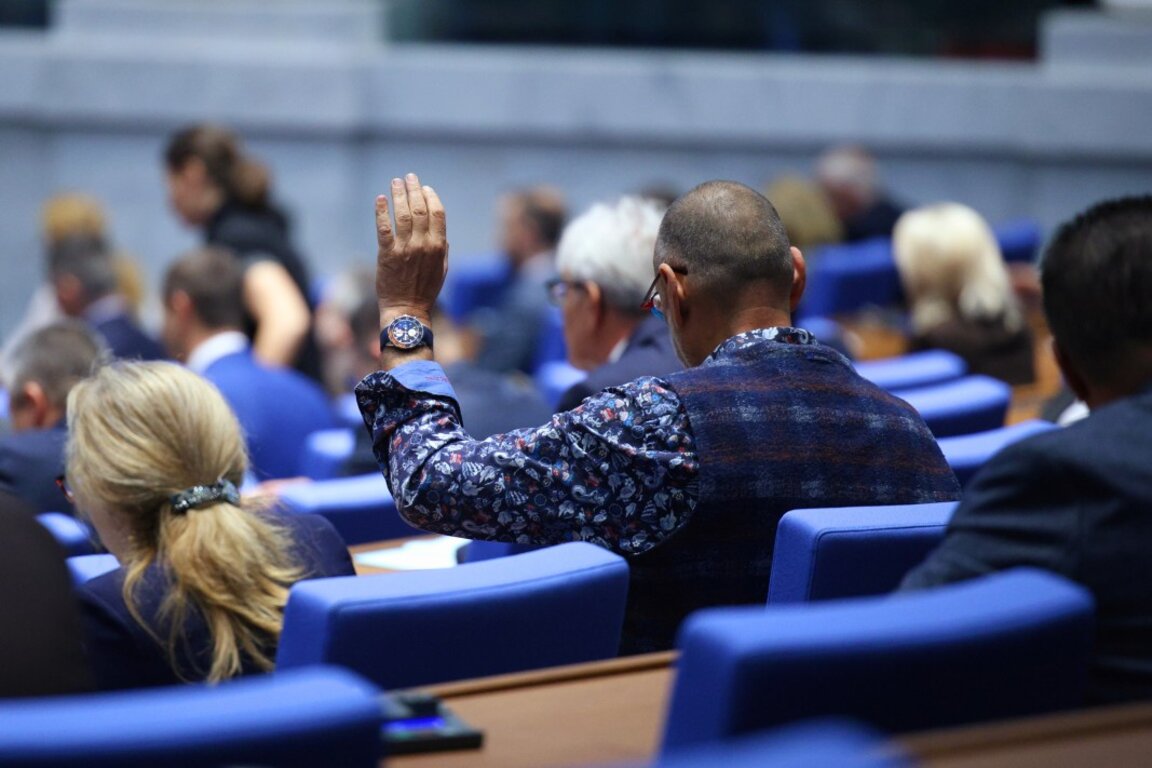 Парламентът реши: Временна комисия за полицейското насилие на протеста