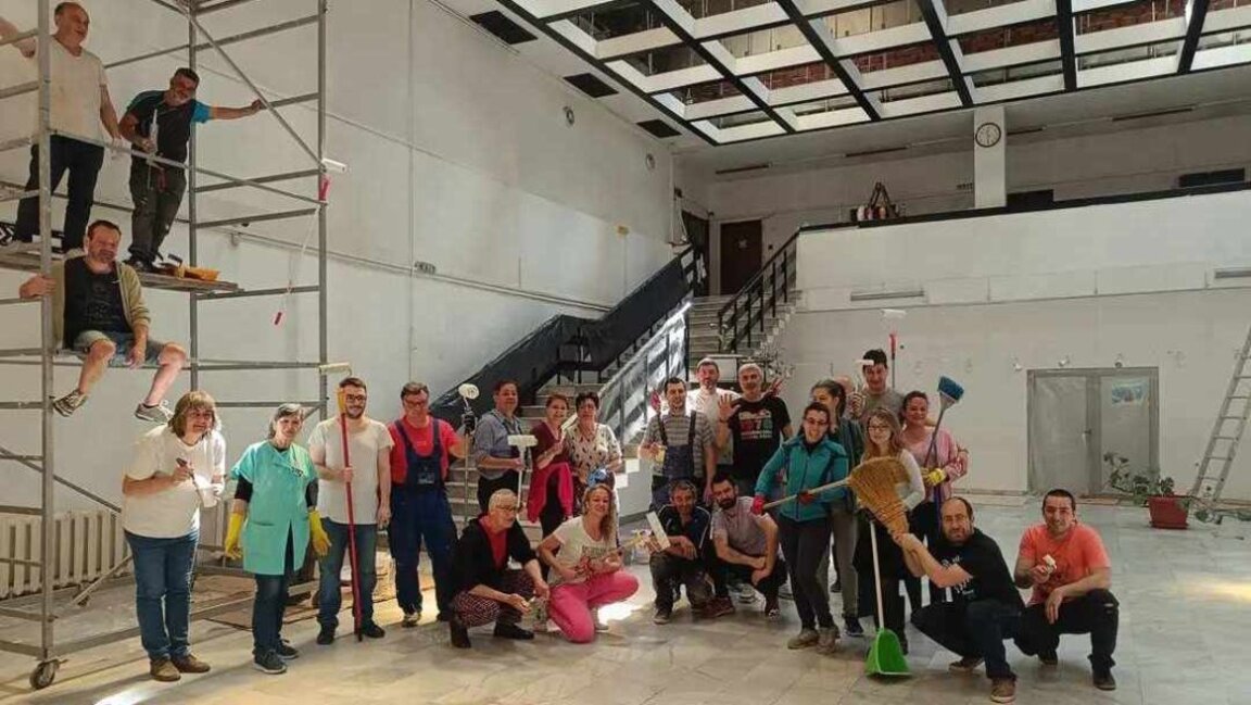 В духа на 1 май - музиканти от ОКИ "Надежда" чистят и боядисват