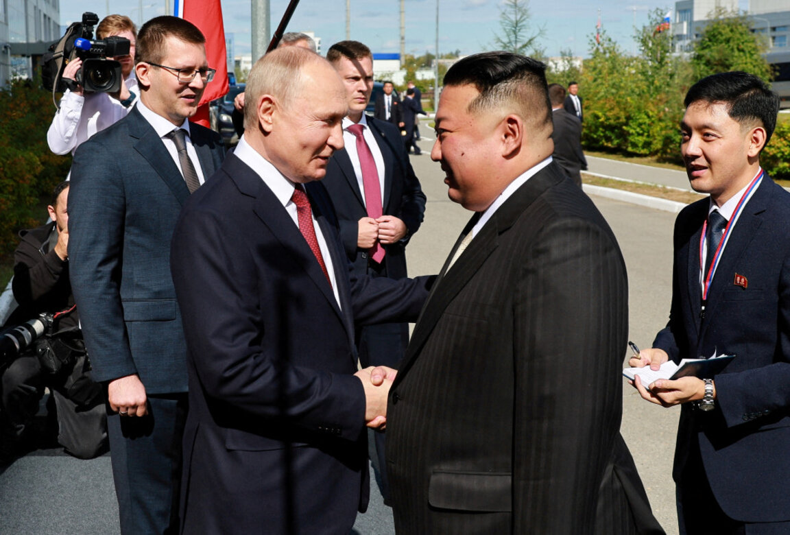Путин и Ким се здрависват в космодрума Восточний, 13 септември 2023 г.