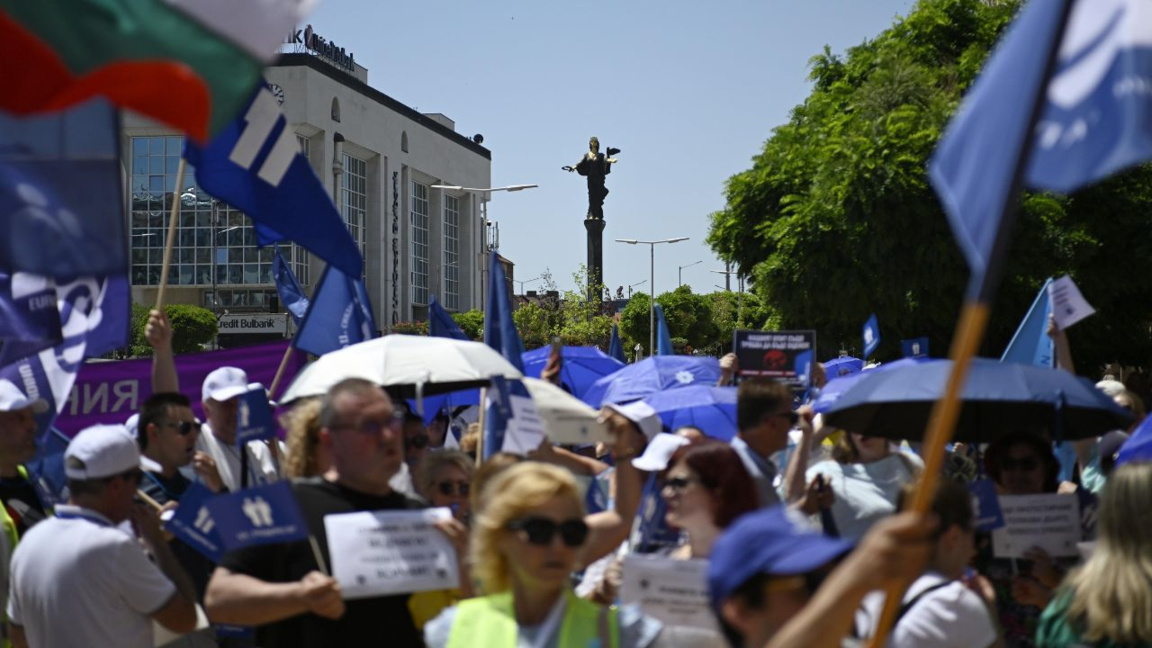Държавни служители излязоха на протест в София