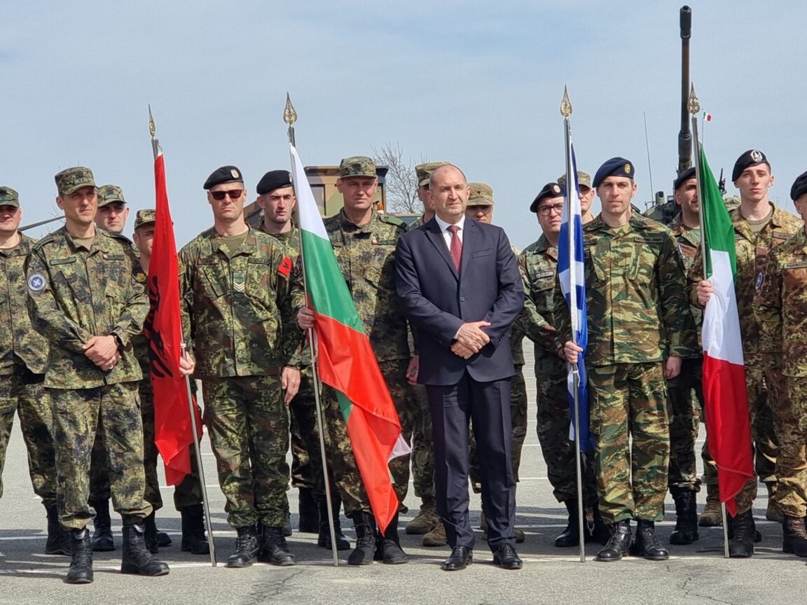 Roumen Radev a félicité le groupement tactique multinational sur la base militaire "Novo sélo"...