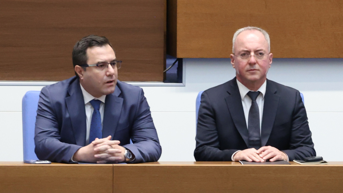 Депутатите изслушват служебния зам.-министър на енергетиката Красимир Ненов (вдясно) и председателят на Комисията за енергийно и водно регулиране (КЕВР) Пламен Младеновски относно повишените сметки за ток и хилядите подадени жалби за това  - 5 март 2026 г.