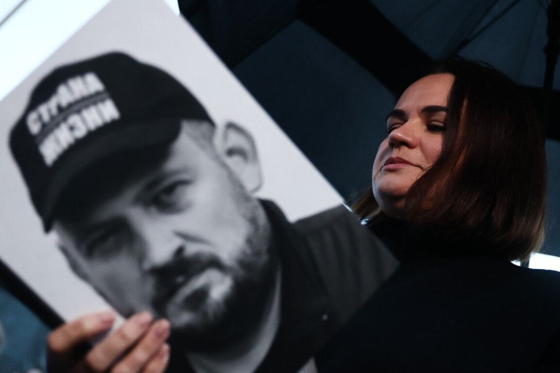 Светлана Тихановска с фотография на съпруга си Сергей Тихановски.