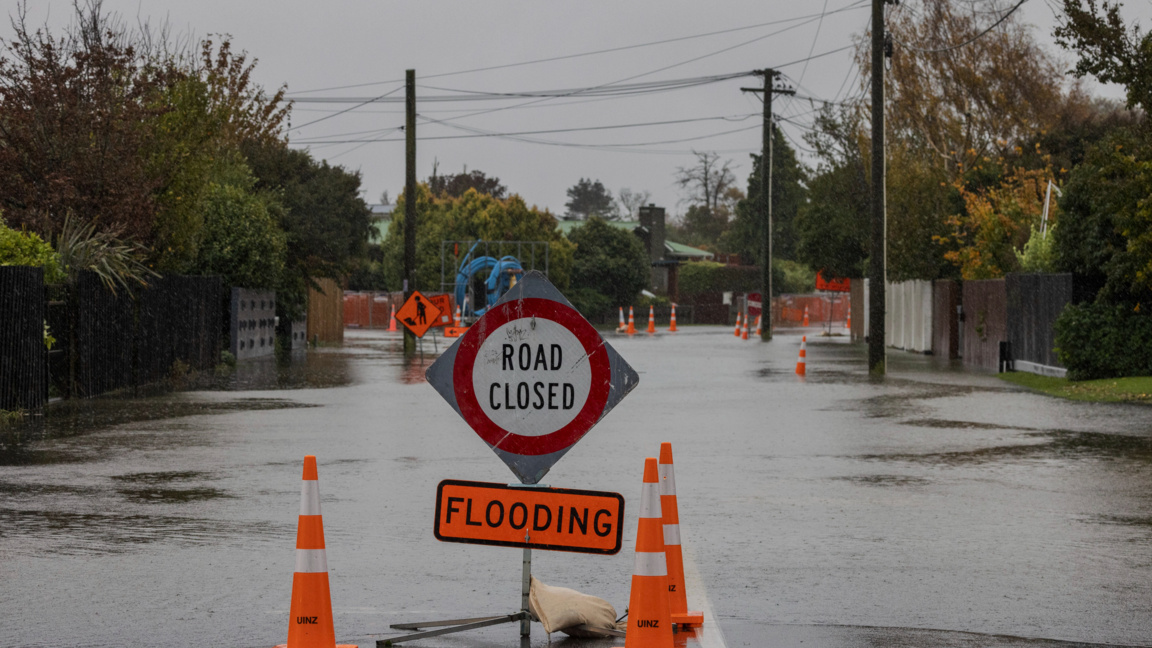 Наводнена улица в новозеландския град Крайстчърч, 1 май 2025 г.