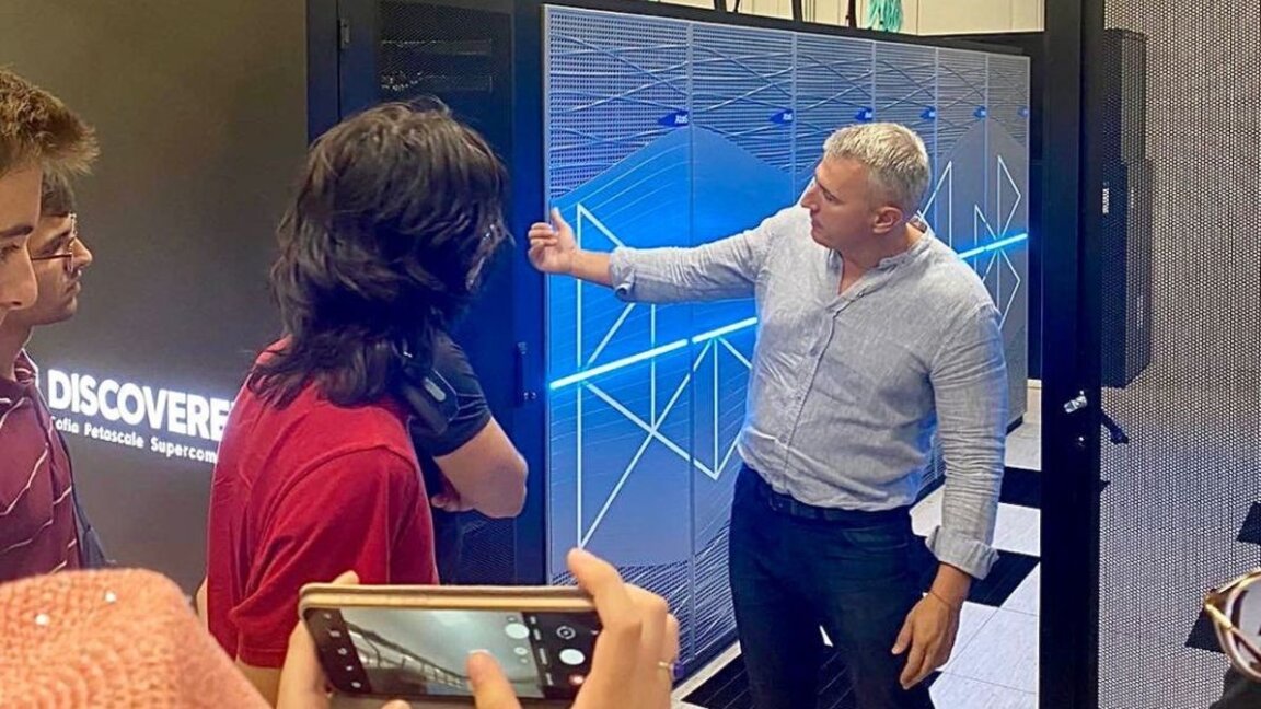 Arbeit des Supercomputers in Sofia auf  Messe in Thessaloniki vorgestellt