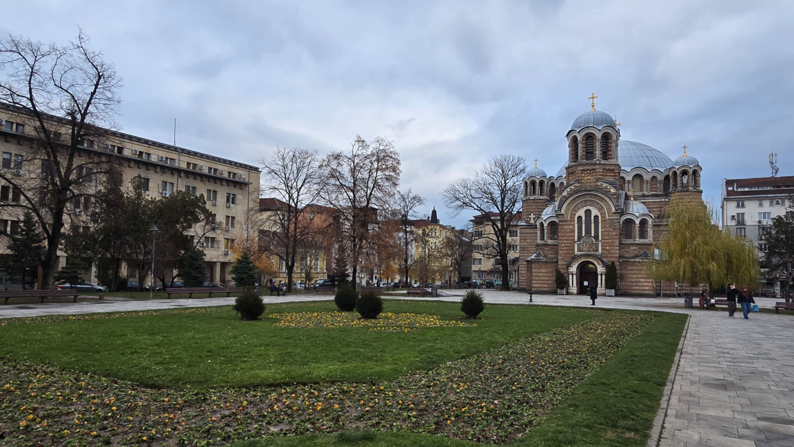 Остается тепло для сезона, со слабыми осадками на востоке и в горах