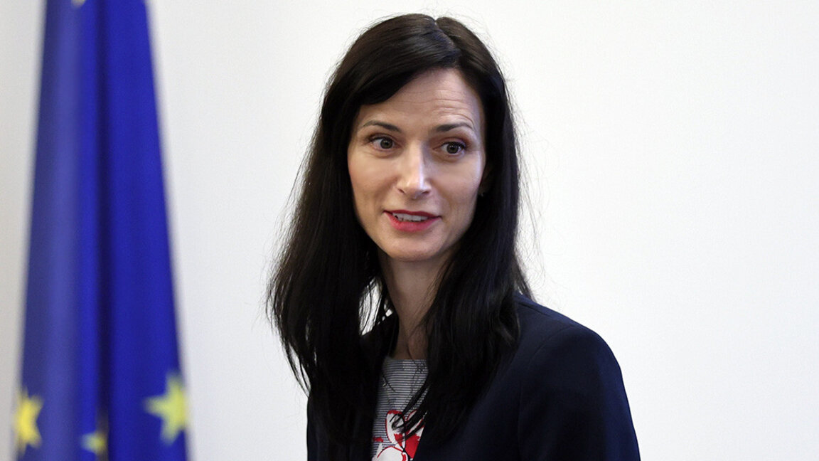 Мария Габриел подаде заявление за отказ от кабинет, ГЕРБ внесе проекта за гласуване