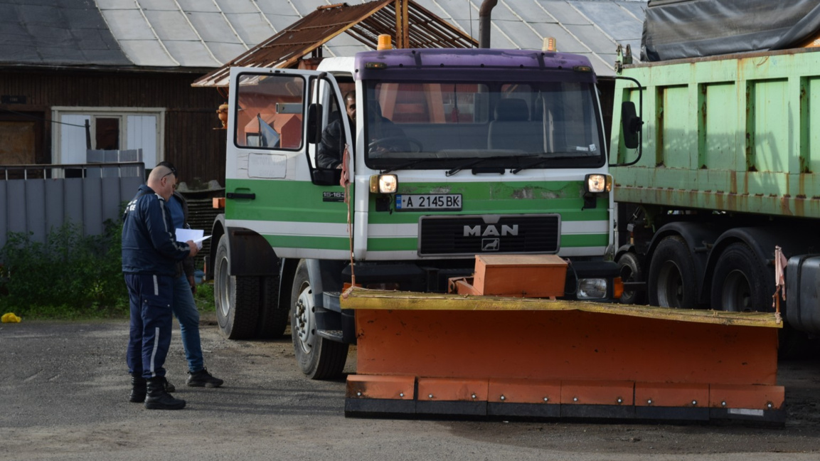 Фирмите за зимна поддръжка на пътищата в Бургас готови за работа при снеговалеж