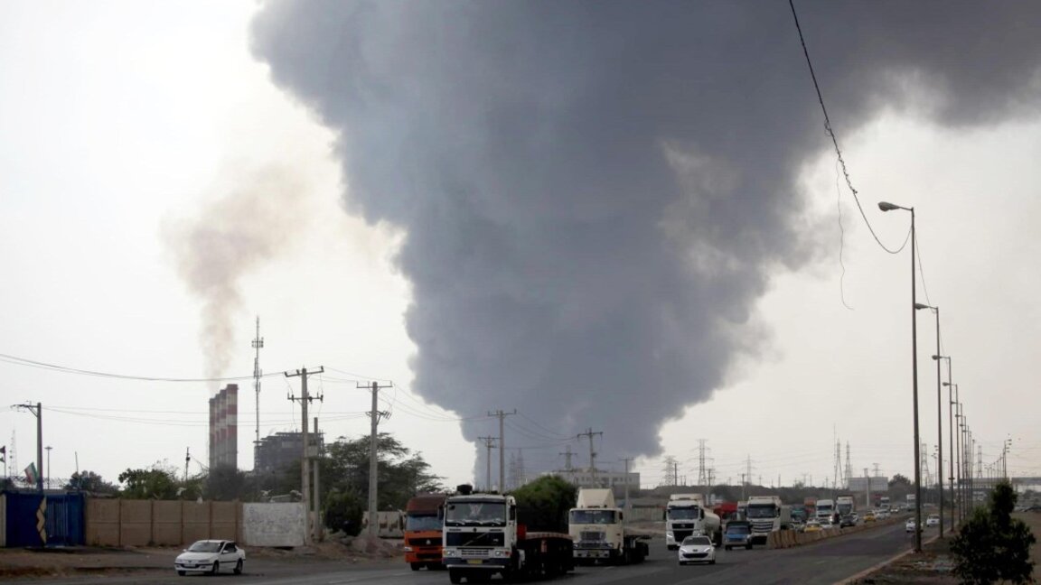 Дим в небето над Бандар Абас, Южен Иран.