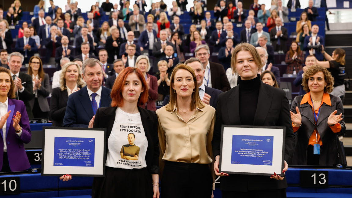 Ирма Димитрадзе, Роберта Мецола и Яна Почобут в пленарната зала в Страсбург, 16 декември 2025 г.