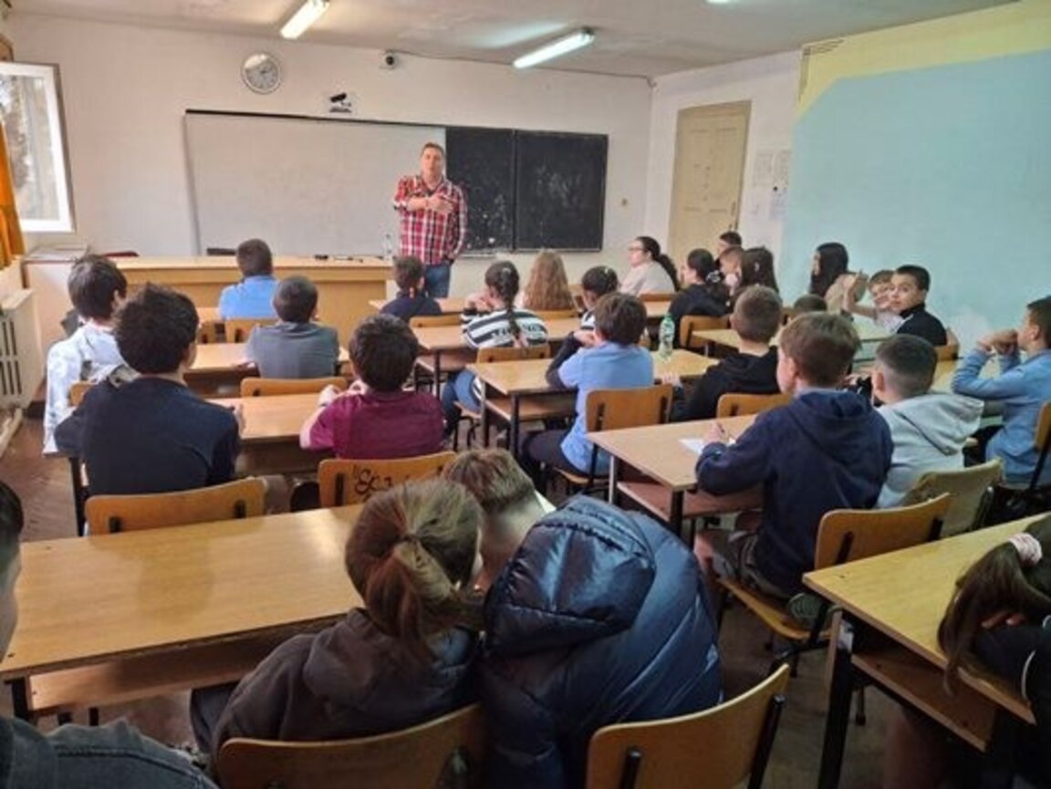Запознават учениците в район "Южен" с опасните вещества