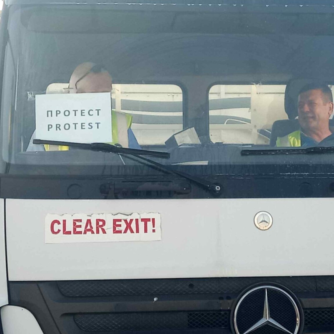 Символични протестни действия започнаха служители на летище Варна