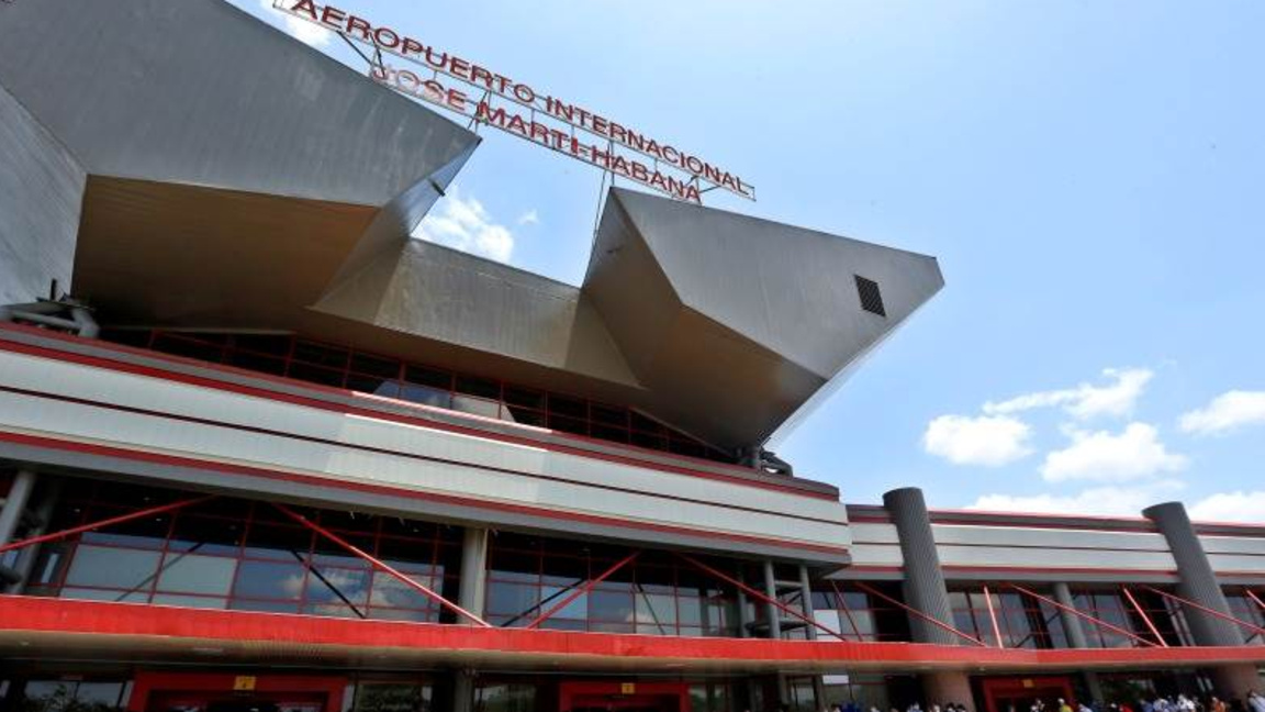 Куба спира за месец зареждането с гориво на самолетите на авиокомпаниите