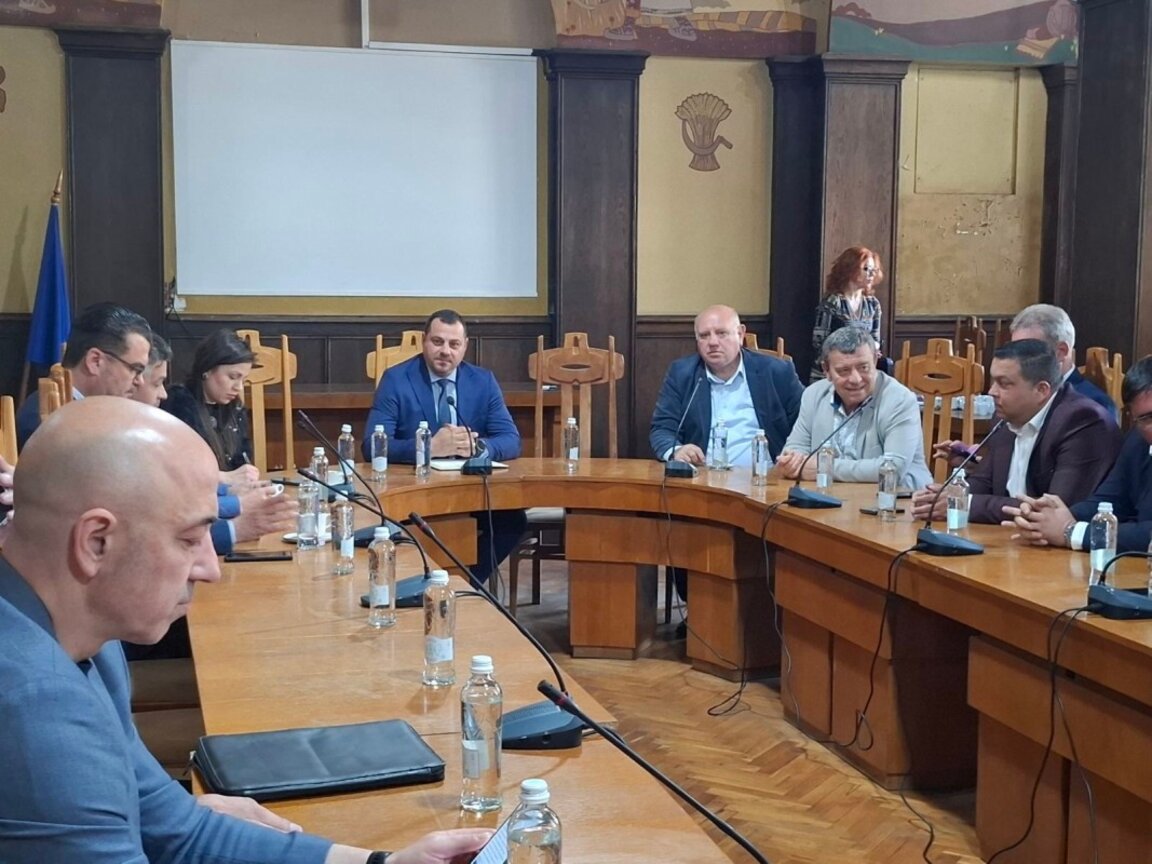 Владимир Крумов обсъди приоритетите на областта с кметове и депутати