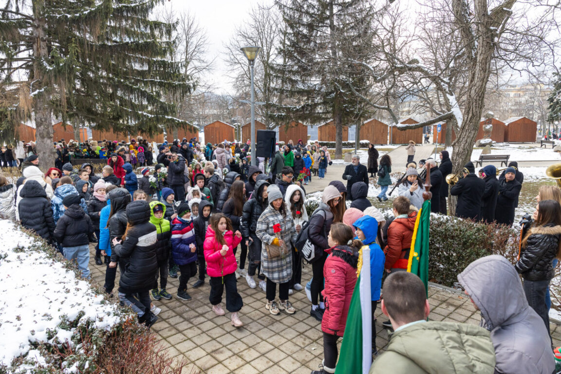 Перничани сведоха глави пред делото на Васил Левски