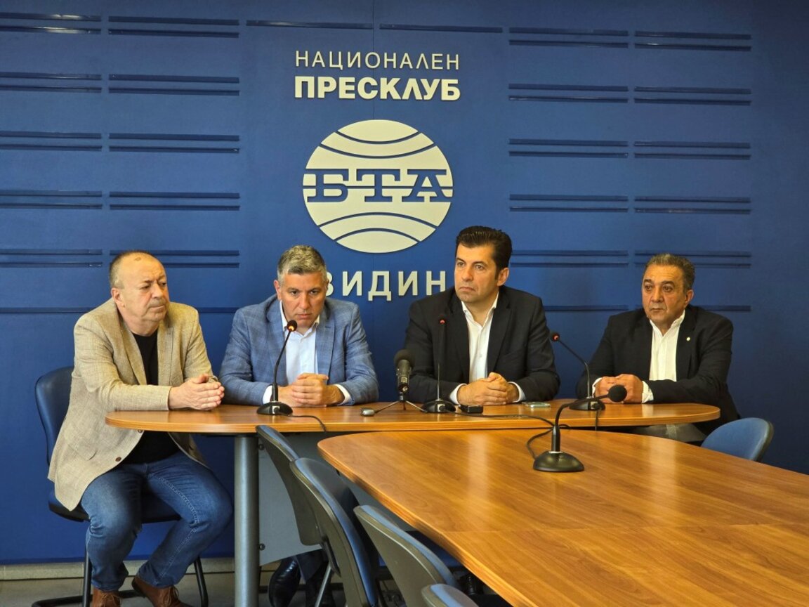 Кирил Петков (третият отляво надясно) във Видин - 18 май 2025
