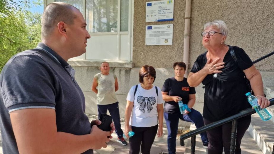 Protesto eden Tıkaç köyü sakinleri Şumen Su vе Kanalizasyon Şirketi Yöneticisi ile bir araya geldiler