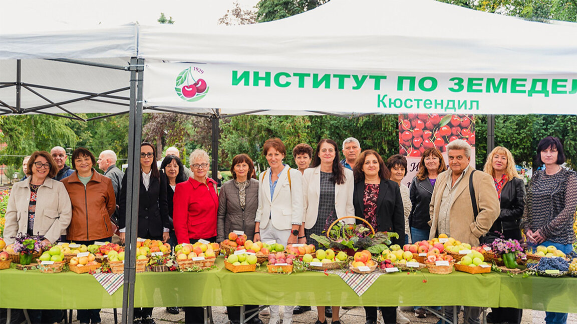 Institutul de Agricultură din Kiyustendil sărbătorește cu degustarea unor noi soiuri de mere