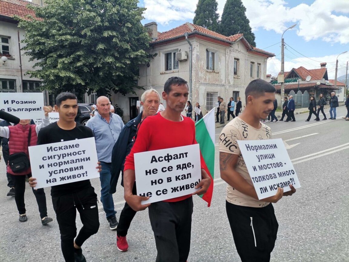 Карловски кметове блокират пътища заради възстановяването от наводнението