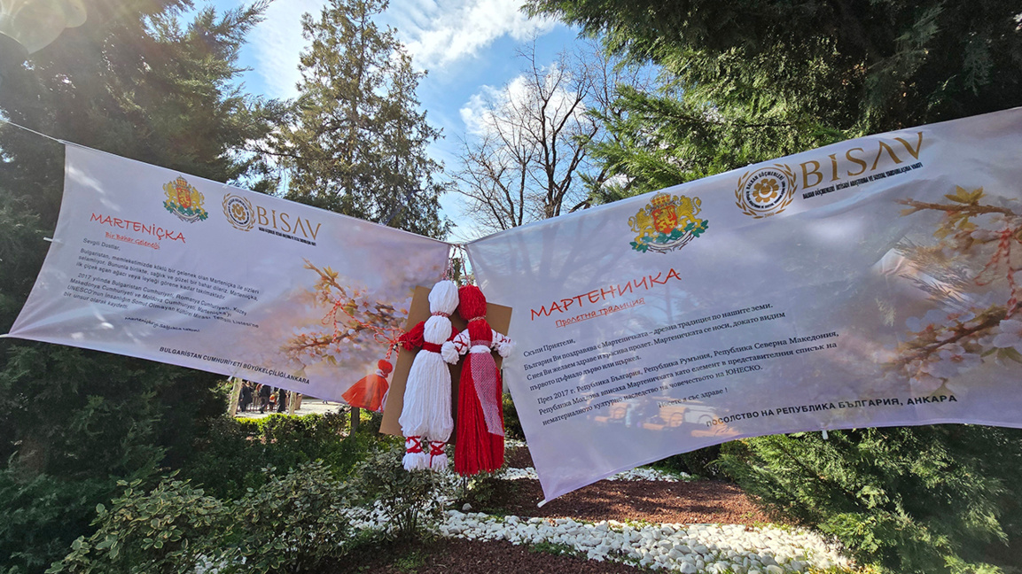 "Паркът на лебедите" в Анкара за пореден път стана "Парк на мартеничката"