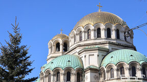 Вярващи на опашка, отдават последна почит на патриарх Неофит