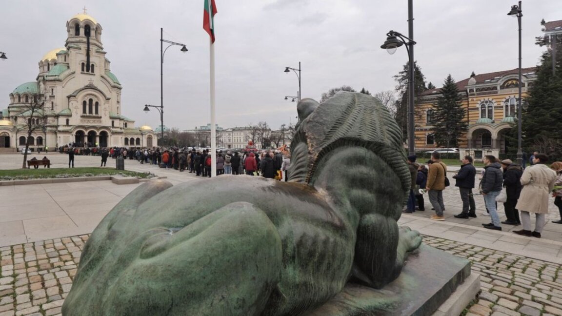 В първия ден на национален траур - 15 март, опашките от вярващи, отдаващи последна почит на патриарх Неофит, не секнаха до късно вечерта