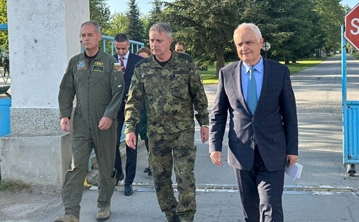 Военният министър Запрянов обвини президента Радев за скандала с Ф-16