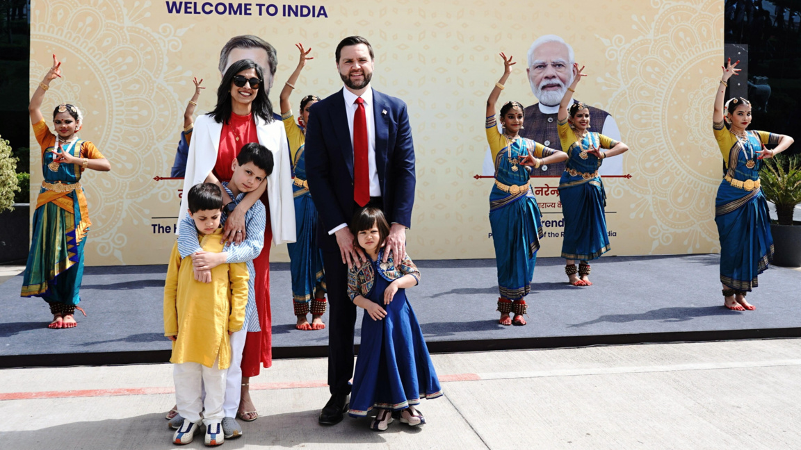 Джей Ди Ванс, съпругата му Уша и трите им деца по време на посещение в Индия през април 2025 г.