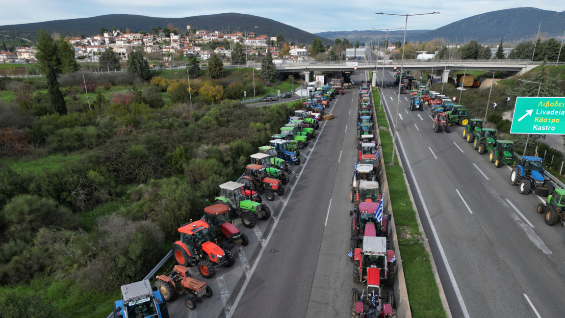 Гръцките фермери свалят пътните блокади по коледните и новогодишните празници