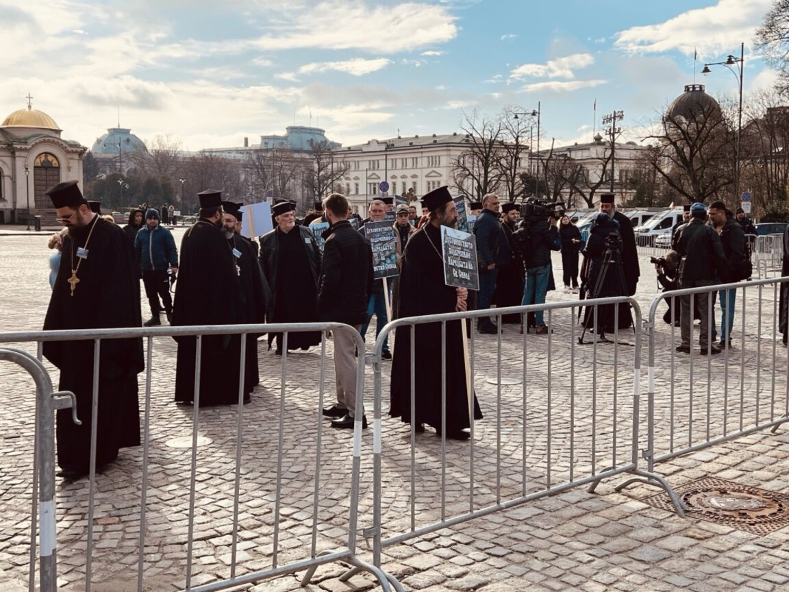 Протест на свещеници пред Синодалната палата в София