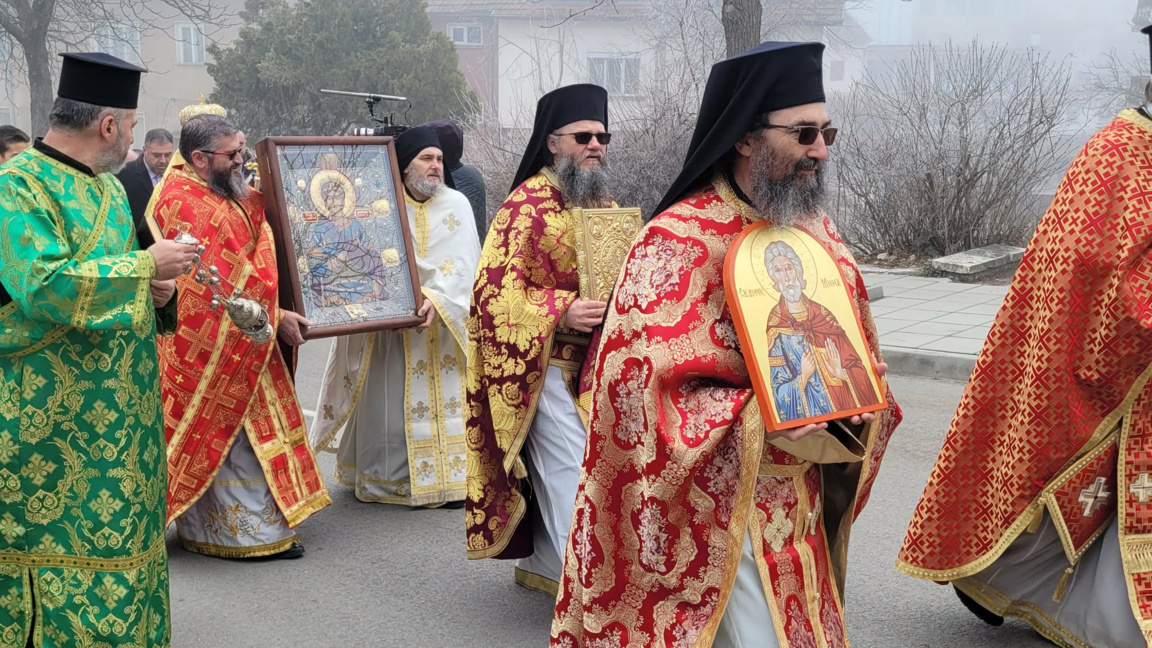 Белоградчик посрещна част от мощите и ик...