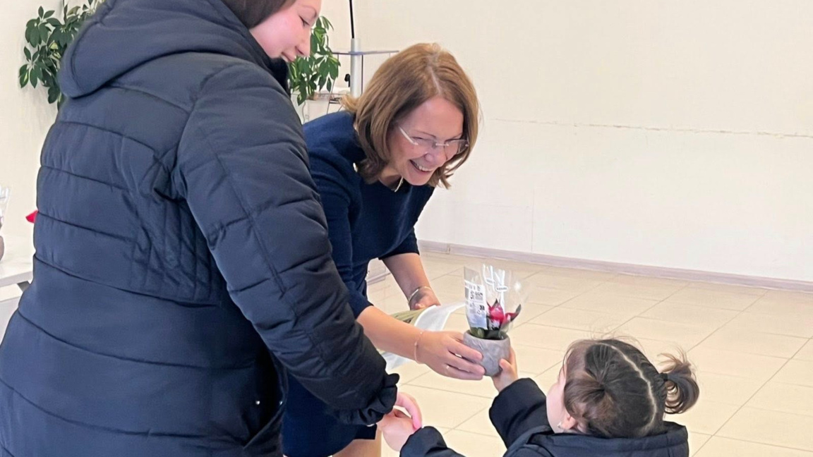 Кметът на Казанлък връчи ваучери на родителите на 16 новородени