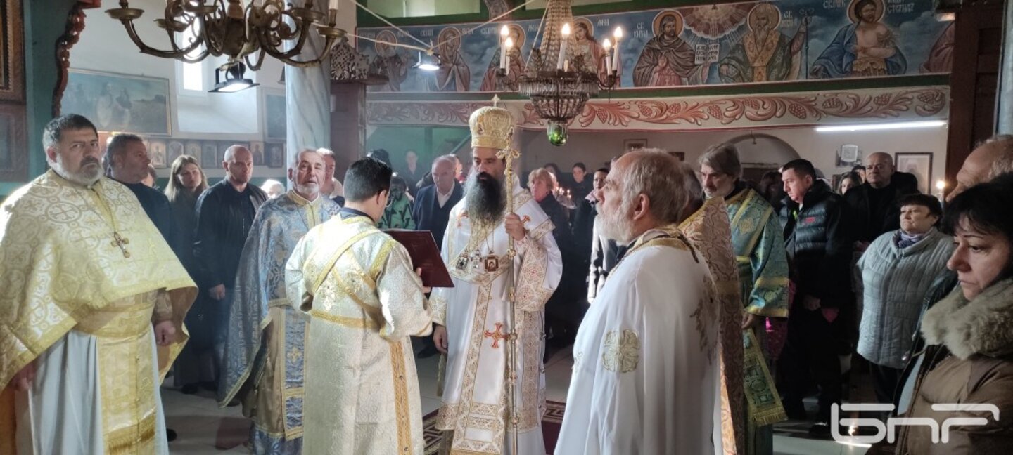 Патриарх Даниил отслужи литургия в храма "Св. Георги" в дупнишкото с. Самораново