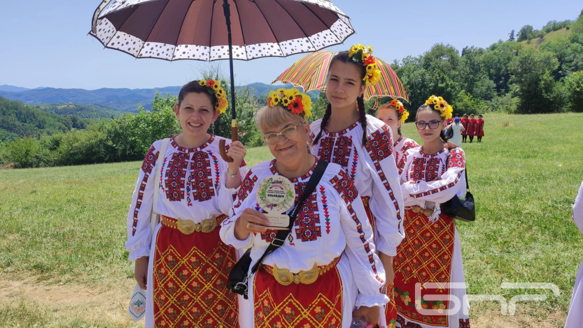Фолклор, нестинари и родопски вкус събират посетители в Старцево
