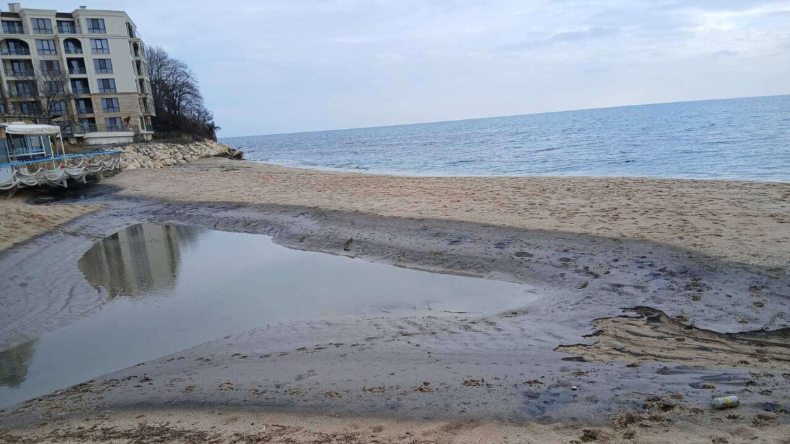 РИОСВ-Варна: Замърсяването с мазут на "Кабакум" е овладяно