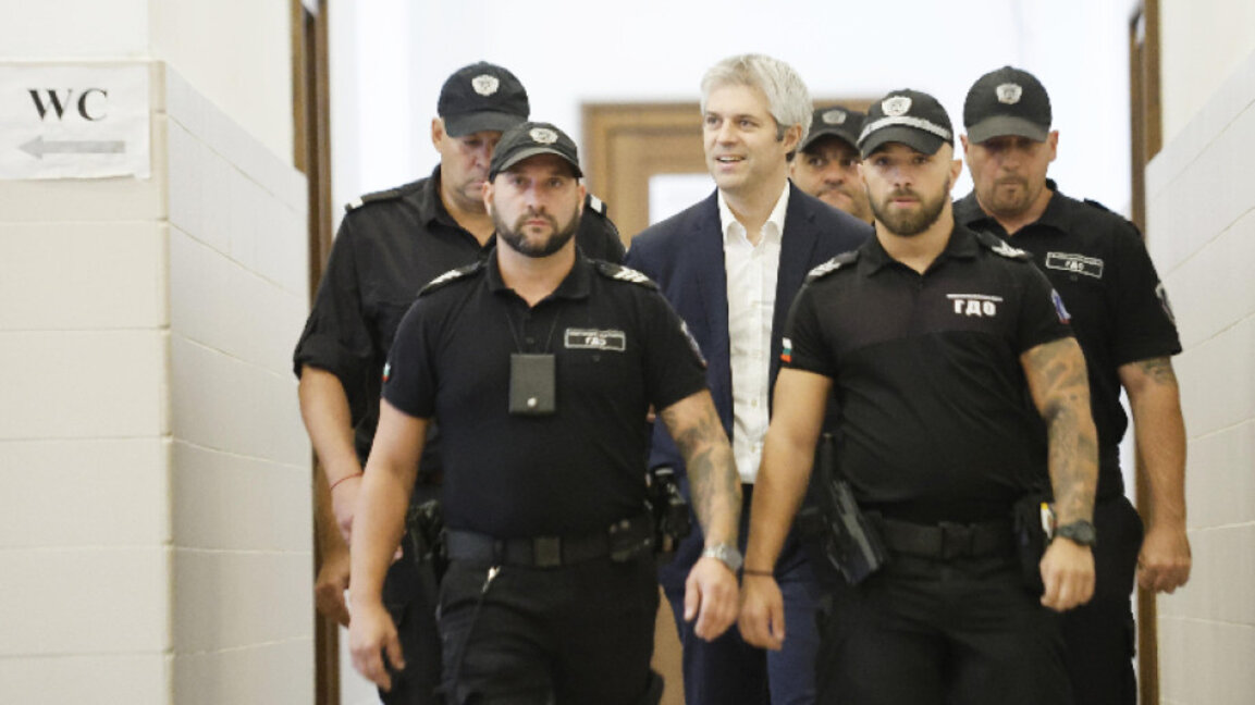 Защитата на Коцев: Трябва ли да прошепне в ухото на прокуратурата името на Асен Василев, за да излезе от ареста