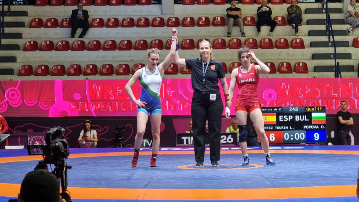 Олга Попова (вляво) ще се бори с шведка в следващия кръг.