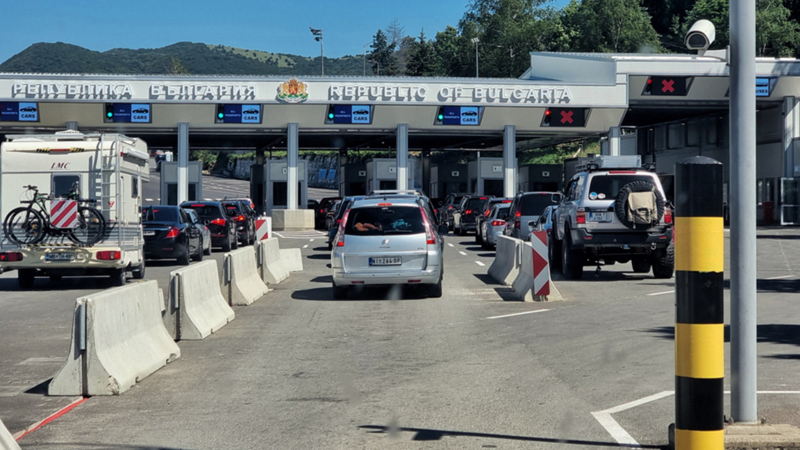 Heavy traffic at Kalotina border crossing for cars arriving from Europe