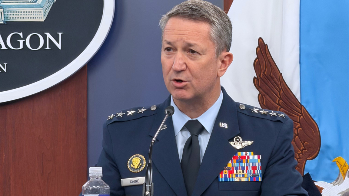 Председателят на Съвета на началник-щабовете на въоръжените сили на САЩ генерал Дан Кейн говори на пресконференция в Пентагона  - 04.03.2026 г.).