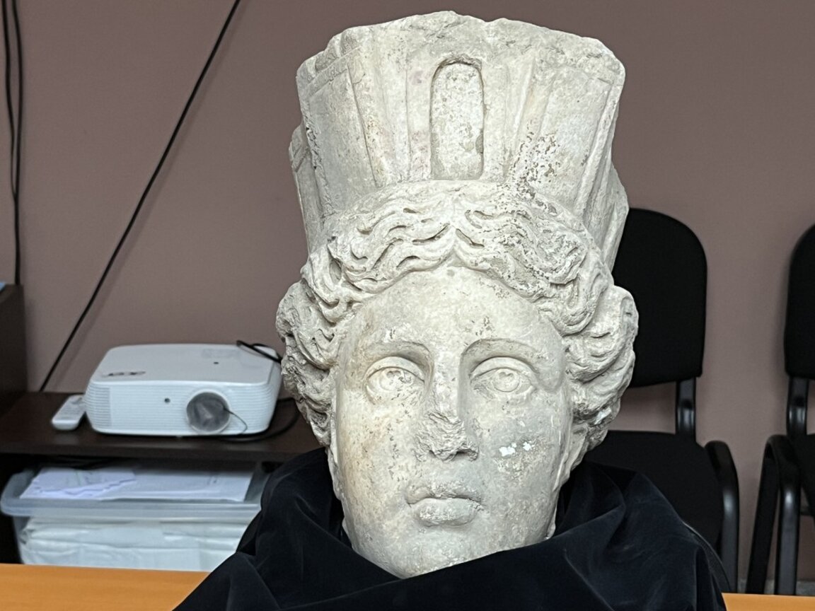 В Епископската базилика в Пловдив е открита главата на статуята на богинята на Филипопол Тюхе