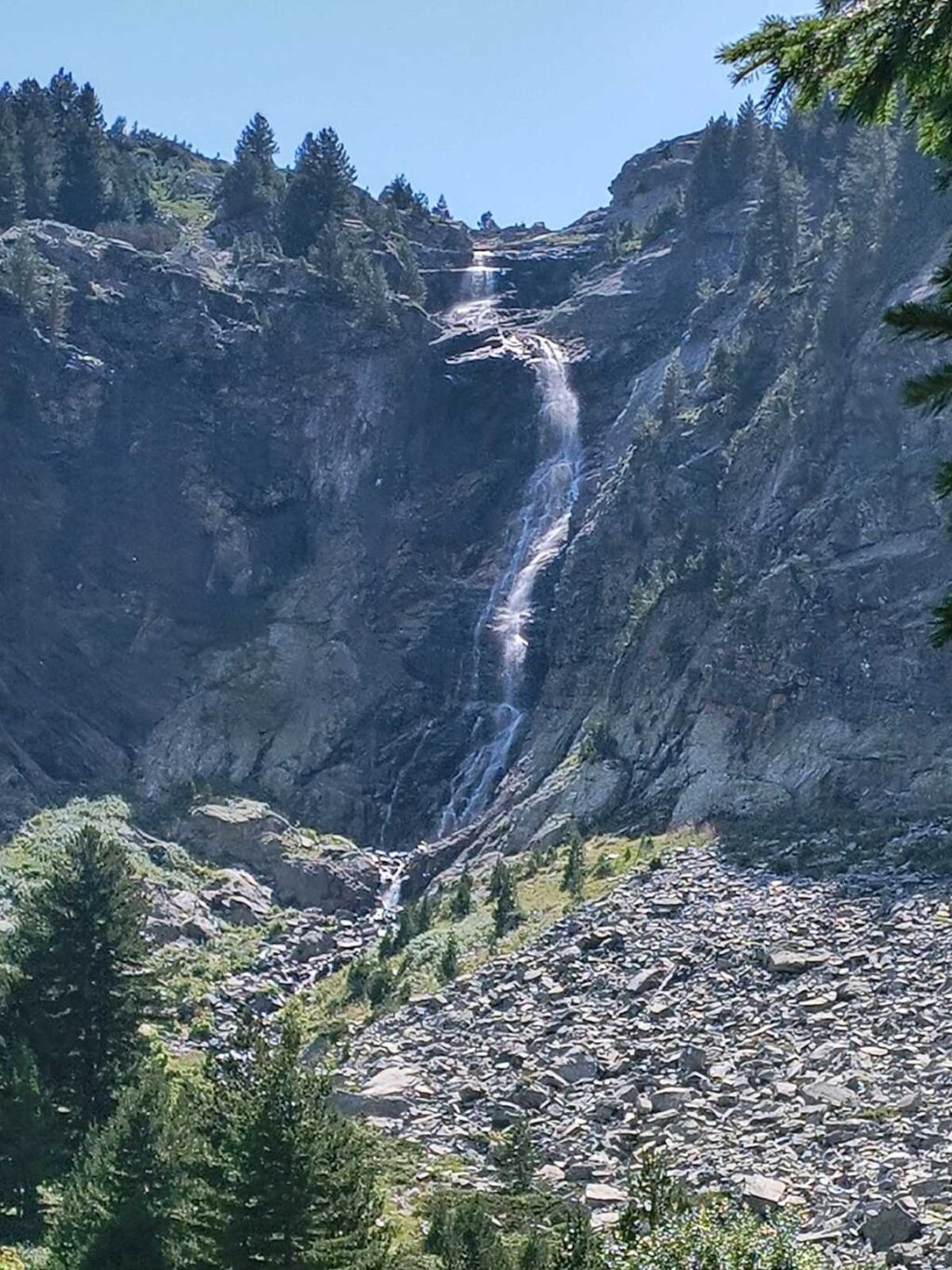 Намаляват водите на най-високия водопад в Рила