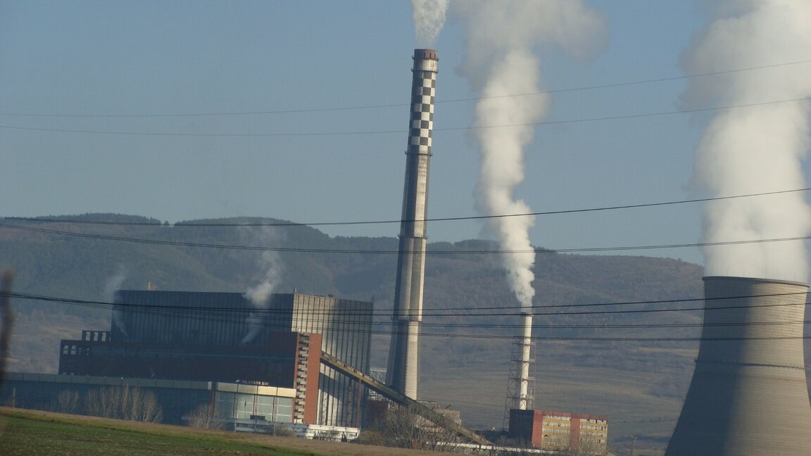 Потушават пожар и край бившата азотна станция на мини "Бобов дол"