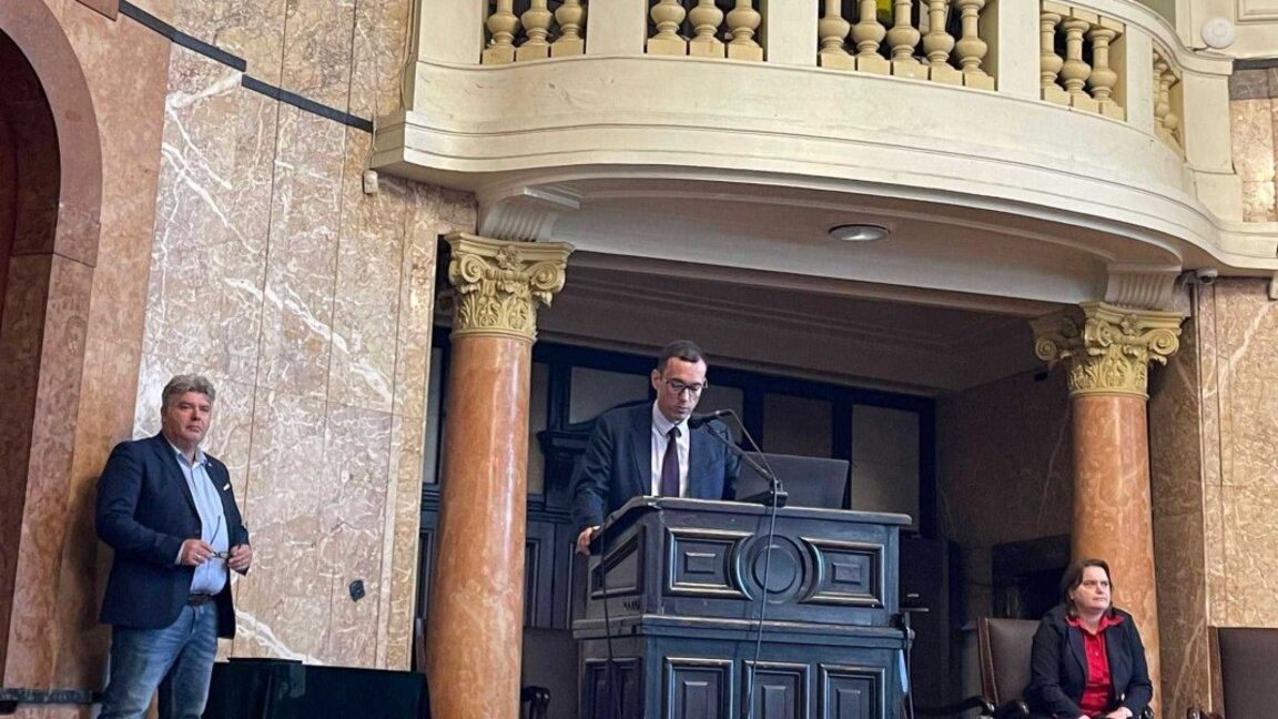 Кметът Васил Терзиев при откриването на форума
