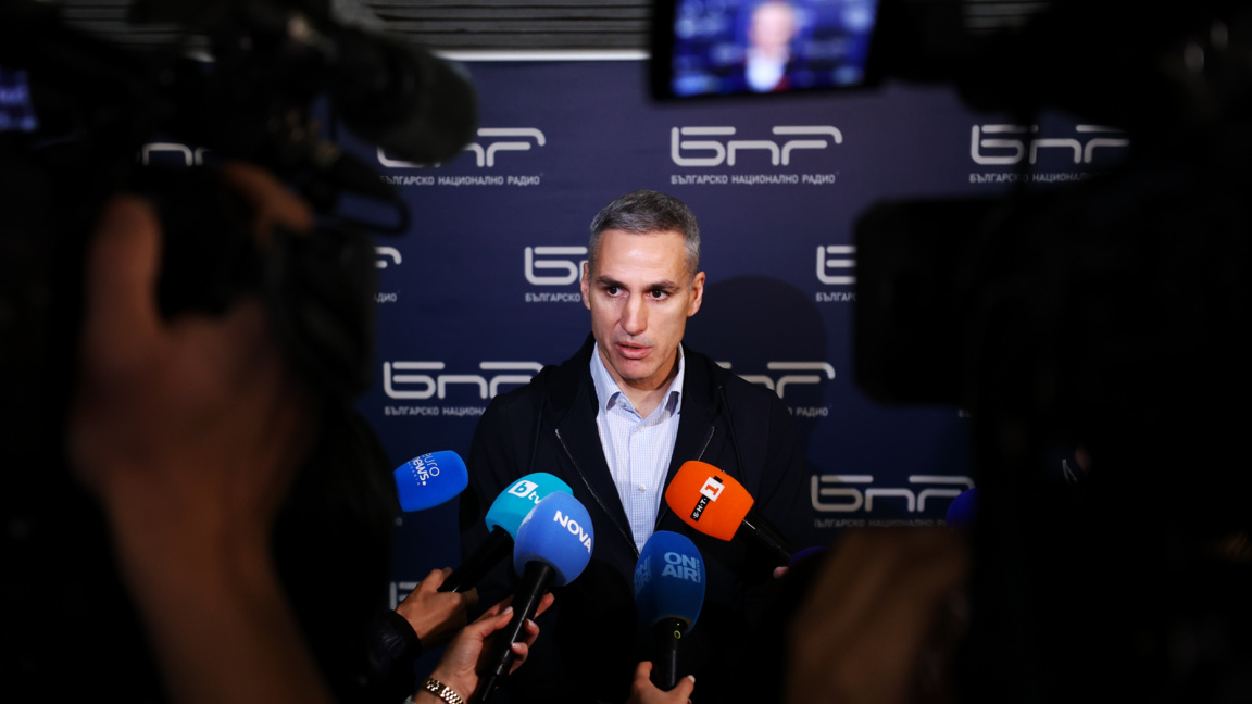 Служебният премиер Андрей Гюров говори пред медиите след участието си в предаването "Неделя 150" на БНР  на 15 март 2026 г.